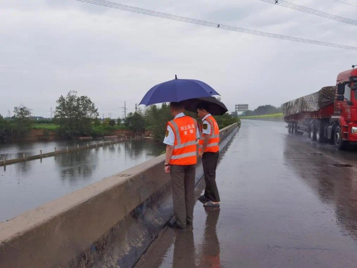 养护班组成员对桥梁进行勘查,确保汛期高速桥梁安全(河北高速集团青银分公司供图)