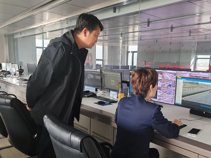 2025年3月27日，石安分公司党委书记陈园明（左）到监控大厅云端督导2025年养护工程安全生产工作