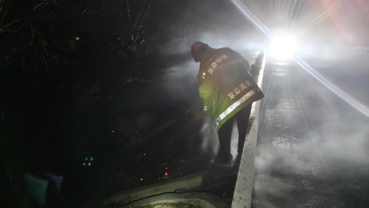 C:\Users\Administrator\Desktop\京哈北线分公司指挥调度中心：高速边坡大火危机 携手消防抢险保畅\3